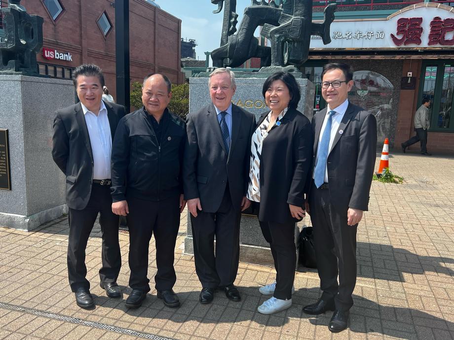 Durbin Visits Chicago's Chinatown, Meets With Local Small Business Owners